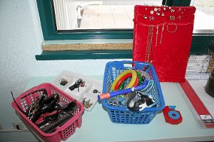 Sonnenbrillen, Schnorchel, Schlüssel und Schmuck: Das ist nur ein kleiner Teil der Fundsachen im Sulzer Freibad.  Foto: Steinmetz