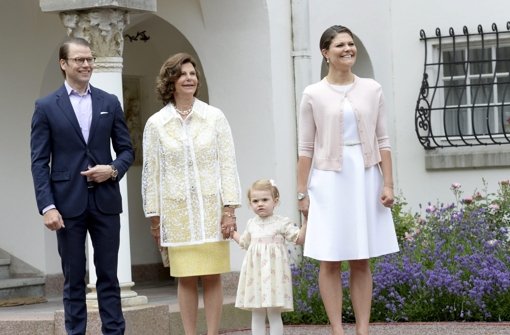 Königin Silvia von Schweden mit ihrer Tochter Victoria, ihrem Schwiegersohn Daniel und ihrer Enkelin Estelle. Foto: dpa