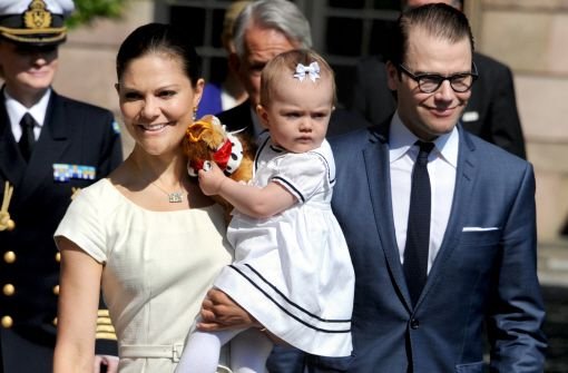 Sie sind der Garant für die guten Sympathiewerte der schwedischen Königsfamilie: Kronprinzessin Victoria, ihr Mann Prinz Daniel und die kleine Estelle. Foto: dpa