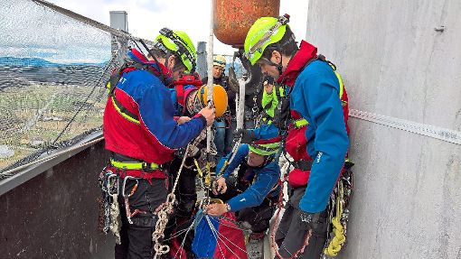 Jeder Griff muss sitzen beim Rettungseinsatz auf der Arbeitsplattform. Mit Hilfe des Krans geht es in die Tiefe. Foto: Bergwacht Rottweil