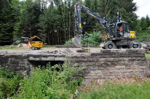Abgebrochen und durch einen Betondurchlass ersetzt wird derzeit die Brücke über den Heftenbach auf der Gemarkungsgrenze zwischen Rötenberg und Peterzell-Hönweiler. Zudem wird die Straßensperrung für Forstarbeiten genutzt. Foto: Wegner