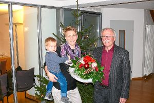 Der Vorsitzende Helmut Künstle begrüßt  Fabienne Scherer und ihren Sohn Luca im Netzwerk SonNe. Foto: Werthenbach Foto: Schwarzwälder-Bote