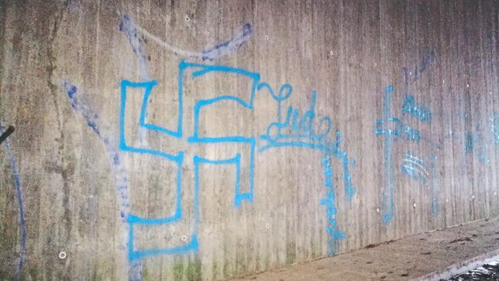Hakenkreuz-Graffiti in der Autobahnunterführung