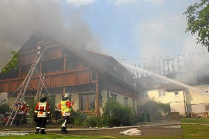 Geschätzte 600.000 Euro Schaden entstanden am späten Montagnachmittag bei einem Brand zweier Häuser in Altensteigdorf. Foto: Köncke