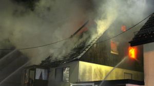 Einfamilienhaus steht in Flammen