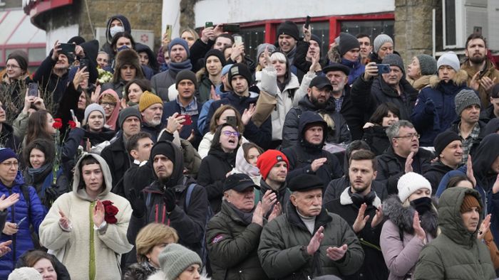 Menge ruft „Nein zum Krieg!“ nach Nawalnys Beerdigung