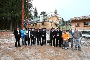 Handwerker, Verantwortliche und Gemeinderäte feierten gestern das Richtfest am Neubau des Schonacher Naturfreibades. Foto: Eich Foto: Schwarzwälder-Bote