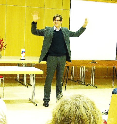 Pfarrer Rüdiger Schard zeigt eine Geste aus der Gebärdensprache. Foto: Gerstenecker Foto: Schwarzwälder-Bote