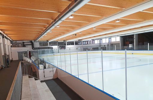 Die Bahn zwei der Schwenningen Helios-Arena wurde 2019 aufwendig und das Dach geschlossen, um eine Ganzjahresbetrieb zu ermöglichen. Im Zuge der Energiesparmaßnahmen könnte sie jetzt wieder geschlossen werden. Foto: Archiv Riesterer