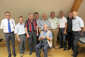 TSF-Vorsitzender Rudi Pfau (links) hat langjährige Mitglieder geehrt. Hans-Peter Hoferer (Zweiter von rechts) ist zum Ehrenmitglied ernannt worden. Foto: Steinmetz Foto: Schwarzwälder-Bote