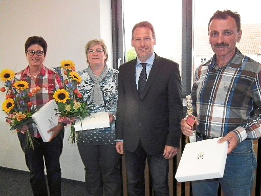 Cornelia Dendel, Monika Böttinger und Hans-Georg Ruß (von links) wurden von Bürgermeister   Beuerle  geehrt. Foto: Stocker Foto: Schwarzwälder-Bote