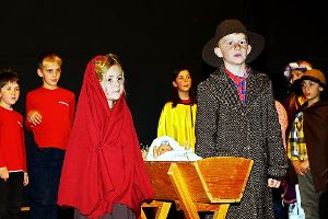 Die ganze Schule hat mitgeholfen bei der Inszenierung des prächtig ausgestatteten Krippenspiels. Fotos: Kaul Foto: Schwarzwälder-Bote