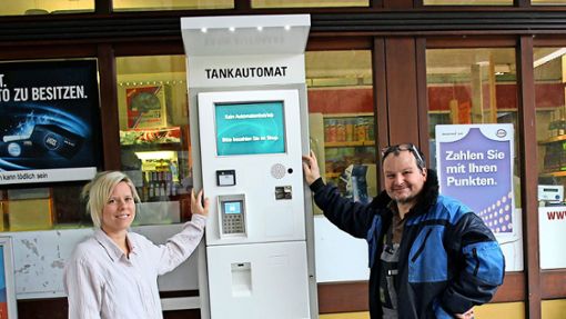 Die Betreiberfamilie Rebecca und Eric Seeger stolz vor ihrem Tankautomaten Foto: Schwind