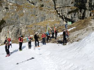 Rast unter der  Felswand: Anstrengende, aber schöne Tage haben die Tourengänger des Alpenvereins in den Dolomiten verbracht. Foto: Heim Foto: Schwarzwälder-Bote