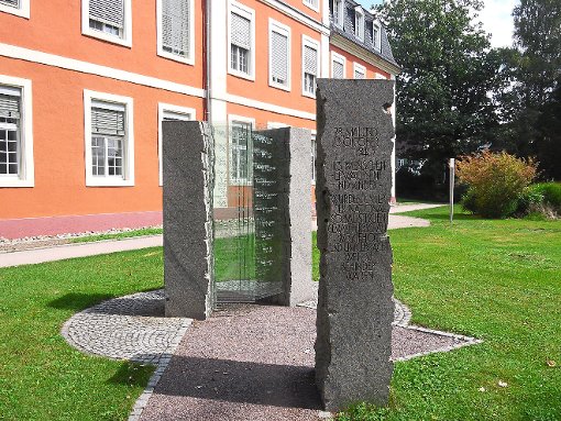 Auf Glasplatten und Stelen erinnert die Diakonie Kehl-Kork an die 113 Opfer der Nazi-Aktion T 4. Foto: Freudenberger