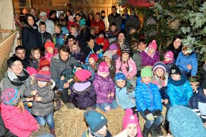 Es war eng im weihnachtlich dekorierten Ziegenstall – und natürlich waren die Ziegen die großen Stars bei den Kindern. Fotos: Morlok Foto: Schwarzwälder-Bote
