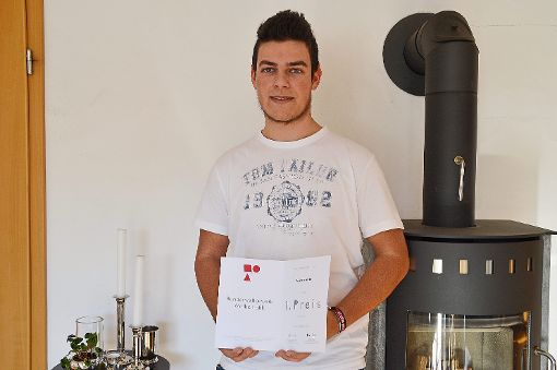Benjamin Brindle aus Nordstetten hält seine Auszeichnung für die erfolgreiche zweite Runde des Bundeswettbewerbs für Mathematik in den Händen, die er in Stuttgart überreicht bekommen hat.  Foto: Straub