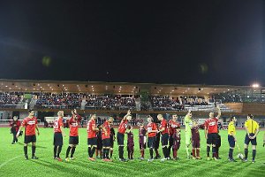 Willkommen im Au-Stadion: Die Fußballer der TSG Balingen grüßen die Zuschauer. Zum Spiel gegen Pforzheim am 2. Mai lädt die TSG Flüchtlinge aus der LEA Meßstetten ein. Foto: Maier