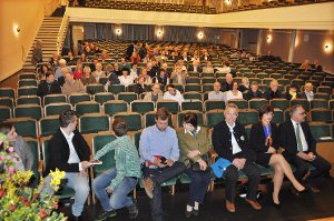 Gut 100 Leute waren zu der Veranstaltung im Kurtheater gekommen. Foto: Müller