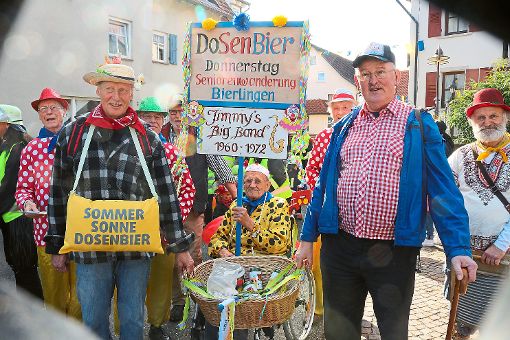 In kreativen, bunten Kostümen zogen die Narren durch Bierlingen, auch bekannt als Moofanghausen. Foto: Bieger Foto: Schwarzwälder-Bote