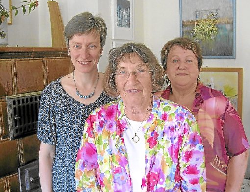 Bei der Geschenkübergabe: Barbara Kassen (links), Dörthe Lustnauer und Renate Kappler (rechts).    Foto: Vokshochschule Foto: Schwarzwälder-Bote