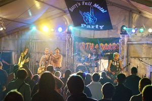 Die Band Dirty Deeds brachte bei Harry’s Full Metal Party in Besenfeld AC/DC-Cover-Rock auf die Bühne. Foto: Mihr