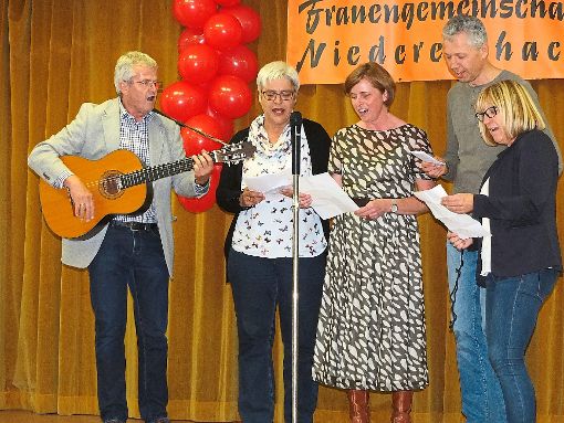Ein Lied steuert das Gemeindeteam zum Fest bei, an der Gitarre begleitet Diakon Christian Müller-Heidt. Foto: Schwarzwälder-Bote