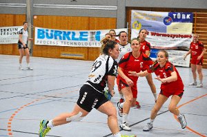 Nach einigen Rückschlägen macht der Erfolg gegen Freiburg den Handball-Damen der SG Freudenstadt/Baiersbronn (im Angriff) wieder neuen Mut im Abstiegskampf. Foto: Schwark