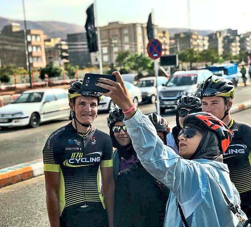 Selfies mit Jan Hugger (links) waren bei der  Cycling Tour of Iran beliebt.  Foto: 0711/Cycling Foto: Schwarzwälder-Bote
