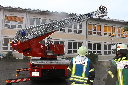 Mit der Drehleiter wurden im Obergeschoss eingeschlossene Schüler gerettet. Fotos: Ranft Foto: Schwarzwälder-Bote