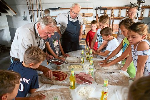 Ein Back-Nachmittag mit vielen Kreationen boten die Schaffigen Rentner aus Tumlingen ihren jungen Feriengästen. Foto: Wagner Foto: Schwarzwälder-Bote