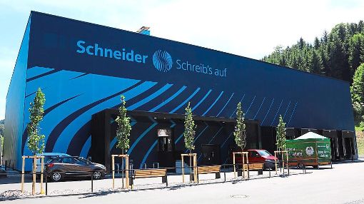 Das neue Schneider-Logistikzentrum wurde auf den Namen bluelog getauft.  Foto: Schneider