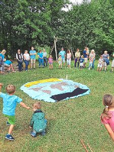 Kinder und Eltern haben sich am Familientag von St. Michael um einen Weltteppich geschart.  Foto: Hatzenbühler Foto: Schwarzwälder-Bote