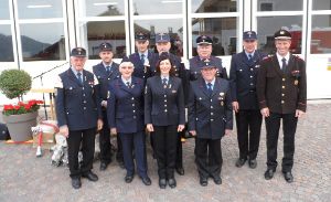 Die Delegation aus Burgberg mit dem Kommandanten der  Feuerwehr Jenesien Oswald Stanger (rechts).    Foto: Hauser-Schmid Foto: Schwarzwälder-Bote