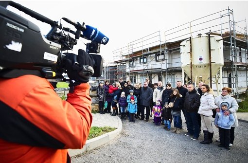 Am Mittwoch treffen sich in Zazenhausen zahlreiche Geschädigte vor ihren halbfertigen Häusern und geben der Presse Auskünfte zum Bauskandal und zum zwangsweisen Baustopp. Foto: Max Kovalenko