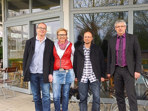 Achim Hirt (von links), Vlasta Schulz, Stefan Öhlschläger und Ralf Schima freuen sich auf den Pächterwechsel beim Sportrestaurant Seeblick.  Foto: Begemann