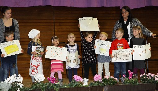 In der Weihnachtsbäckerei haben nicht nur die Kinder aus dem Veilchenweg viel Spaß und lassen ihr Publikum daran teilhaben. Foto: Schwarzwälder-Bote