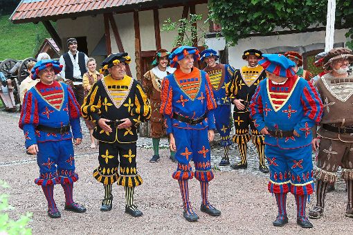 Die Hornberger Landsknechte stehen wie im vergangenen Jahr wieder mit ihren farbenfrohen Kostümen auf der Freilichtbühne. Das Volksschauspiel wird mit viel Begeisterung seit mehr als 60 Jahren aufgeführt.  Foto: Archiv: Gebauer