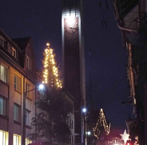 Zu hoch ausgefallen sind in der Gerwig Straße  mehrere Weihnachtsbäume. Die Beleuchtung befindet sich nur noch im oberen Drittel und kommt nicht richtig zur Geltung.  Fotos: Vaas Foto: Schwarzwälder-Bote