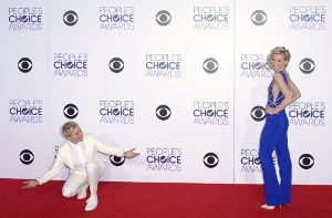 Moderatorin Ellen DeGeneres (links) und ihre Frau, die Schauspielerin Portia de Rossi, auf dem roten Teppich der Peoples Choice Awards. Die große Gewinnerin des Abends, Taylor Swift, nahm ihre drei Preise nicht selbst in Empfang. Foto: EPA