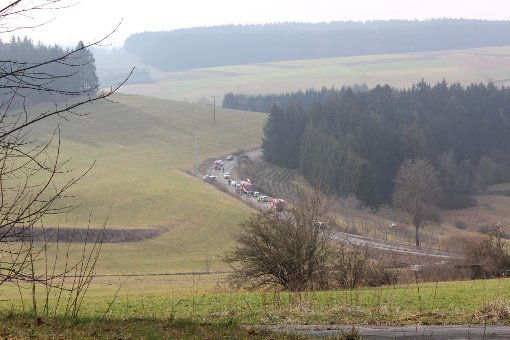 Die Unfallstelle befindet sich kurz hinter dem Ortsausgang Flözlingen, in Richtung Horgen. Der Wagen rutschte rechts der Straße den Hang hinunter. Foto: Parage