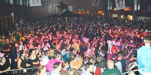 Originell kostümierte Gruppen trifft man beim Ball in Winzeln ebenso an wie die dort heimischen Brandhexen, die ihren Hexentanz auf der Bühne zeigen.  Foto: Trik