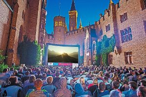 Am Freitag und Samstag verwandelt sich der Hof der Burg Hohenzollern wieder in ein großes Kino. Dieses Jahr wird dort unter anderem der Thriller A Cure for Wellness gezeigt, der auf der Burg gedreht wurde.  Foto: Fotomontage: Beck