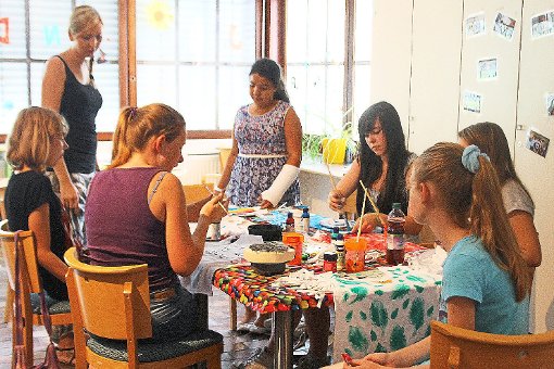 Konzentriert arbeiteten die Nachwuchs-Designerinnen an ihren Shirts. Foto: Schneeberg Foto: Schwarzwälder-Bote