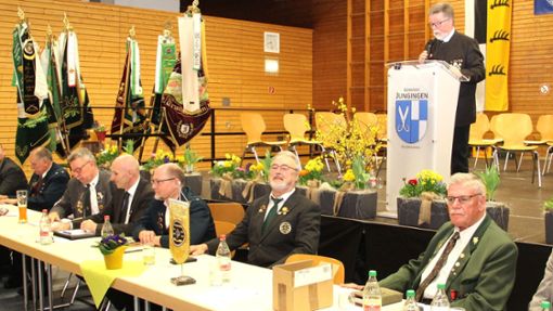 Tisch des Kreisschützenamtes, angeführt von Rolf Schneider (mitte) Foto: Wahl