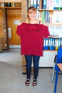 Schick ist das nicht: Denise Palik präsentiert eines der T-Shirts, die aufreizende Kleidung von Horber Schülern künftig verbergen sollen. Foto: Klormann