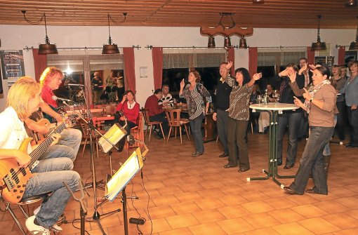 Tolle Partystimmung herrschte im Sportheim in Schwarzenberg, als die Band Blue Jeans mit Oldies einheizte.  Foto: Kraushaar Foto: Schwarzwälder-Bote