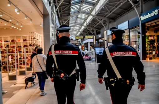 In Mailand soll ein Mann in einem Supermarkt Menschen mit einem Messer angegriffen haben. Foto: dpa/Claudio Furlan