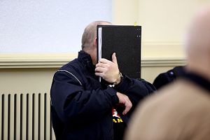 Der angeklagte 54-Jährige aus Albstadt verdeckt sein Gesicht vor Gericht mit einem Aktenordner.  Foto: Maier