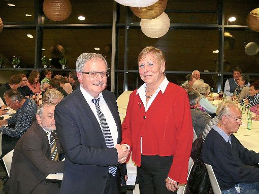 Reinhold Schäfer gratuliert Ute Hirth zur Wiederwahl.  Foto: Hauser Foto: Schwarzwälder-Bote